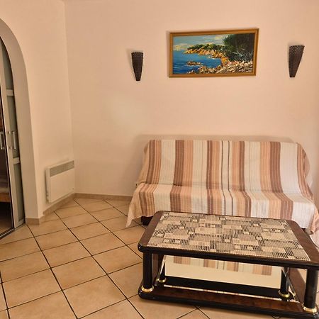Joli Appartement Climatise Avec Terrasse A Moin 10 Minutes A Pieds De La Plage Calvi  Exterior foto